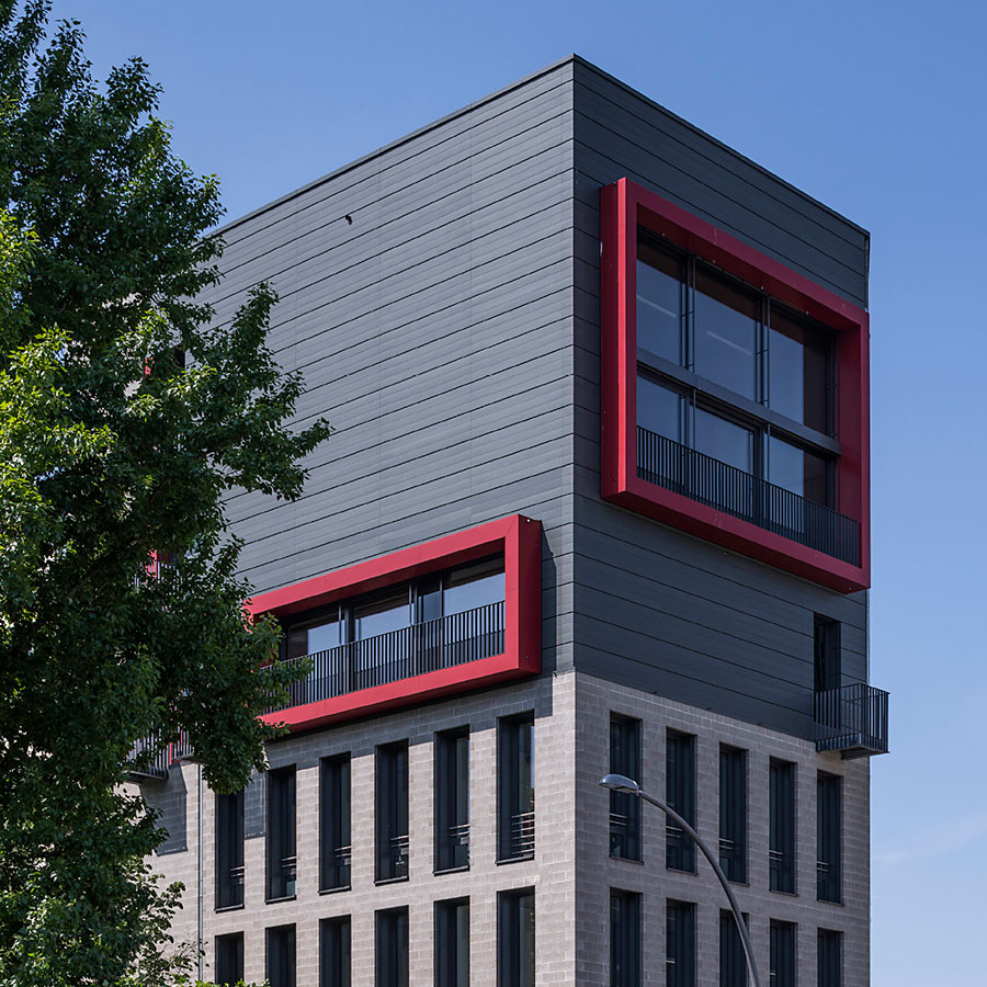 Architekturfotografie: rot-graue Aussenfassade Geschäftshaus, Berlin