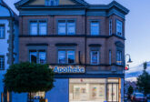 Beleuchtetes Interior der Apotheke zur blauen Stunde