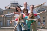 Großeltern, Eltern und Kinder: ein Familienporträt vor dem Schloss Ludwigsburg